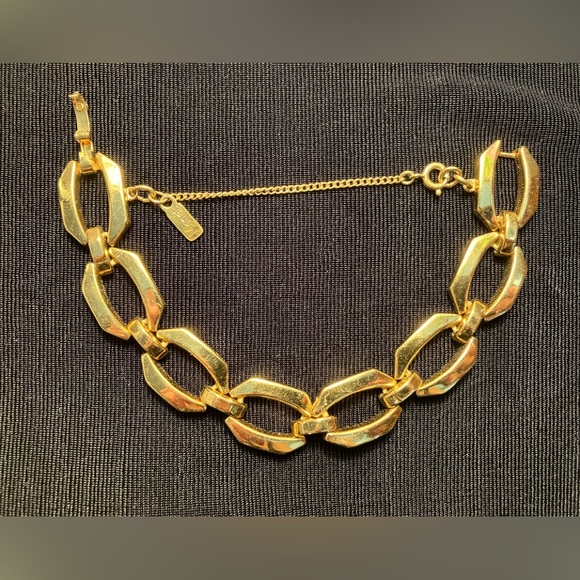 Jewelry - Beautiful gold classy vintage bracelet
